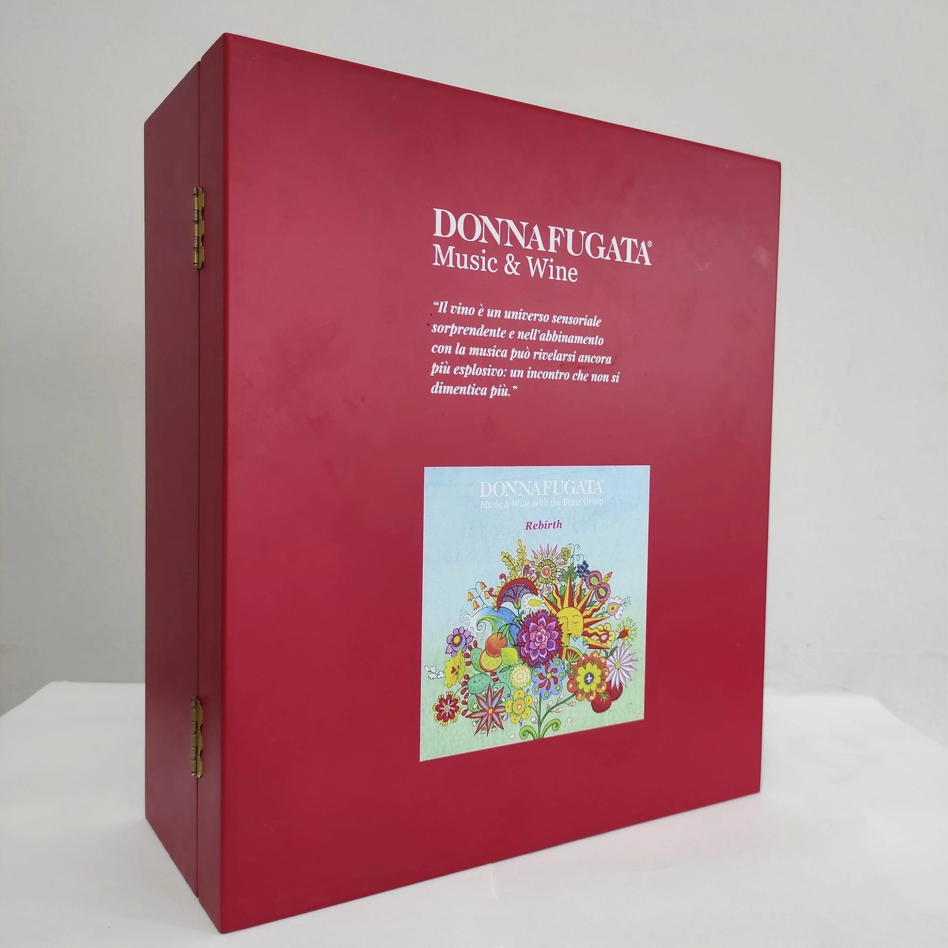 Raccoglitore commemorativo rosso con testo bianco e una colorata illustrazione floreale sulla copertina.