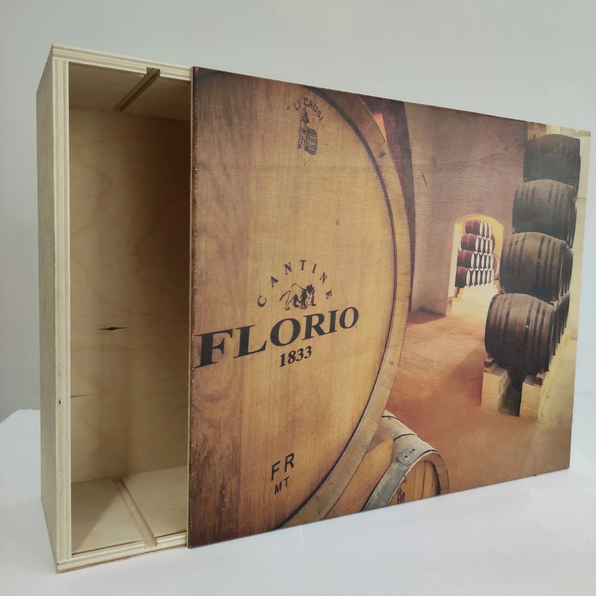 Cassa di legno per vino con pannello scorrevole stampato raffigurante una botte Florio e una scena di cantina.
