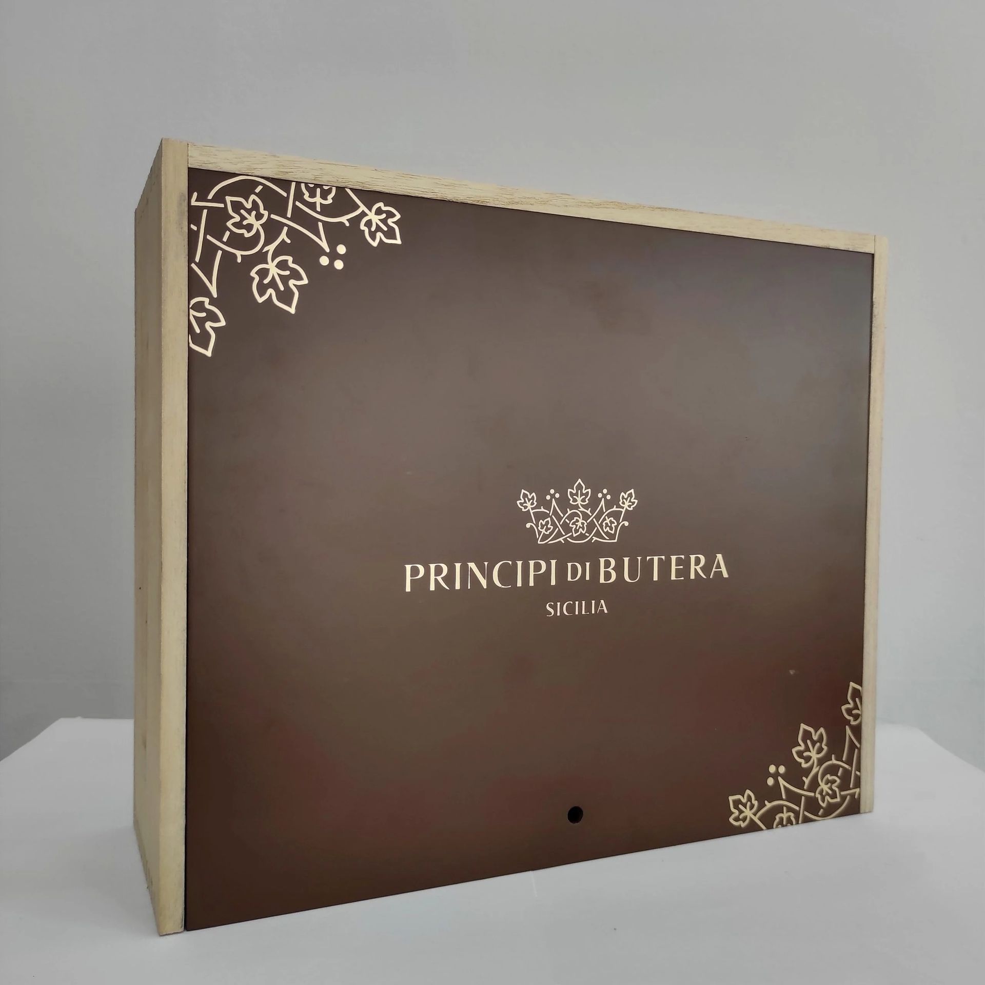 Scatola marrone con angoli dorati decorati con motivi floreali e testo bianco centrato sulla copertina.