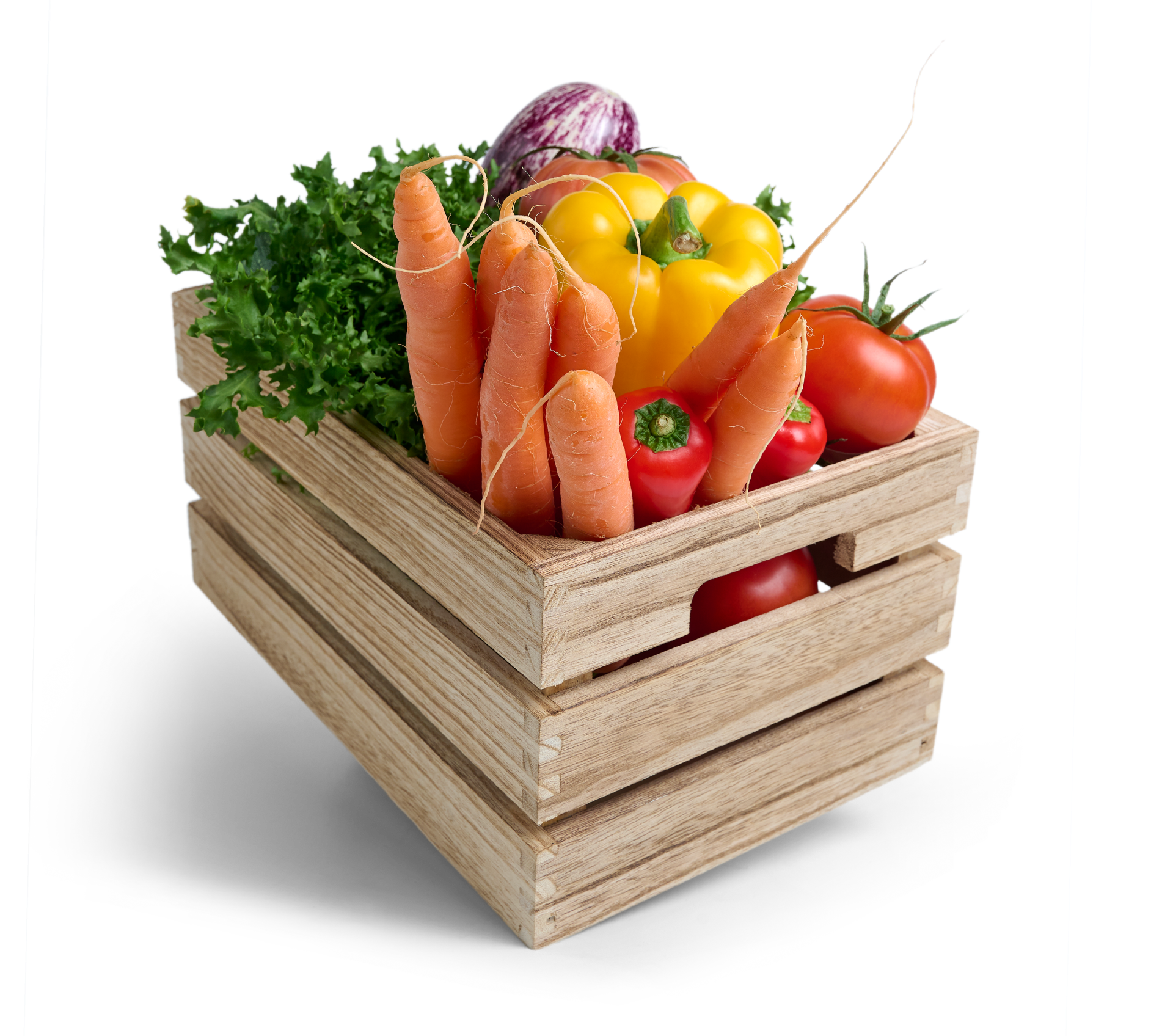 Eine Holzkiste gefüllt mit Karotten Paprika und Tomaten