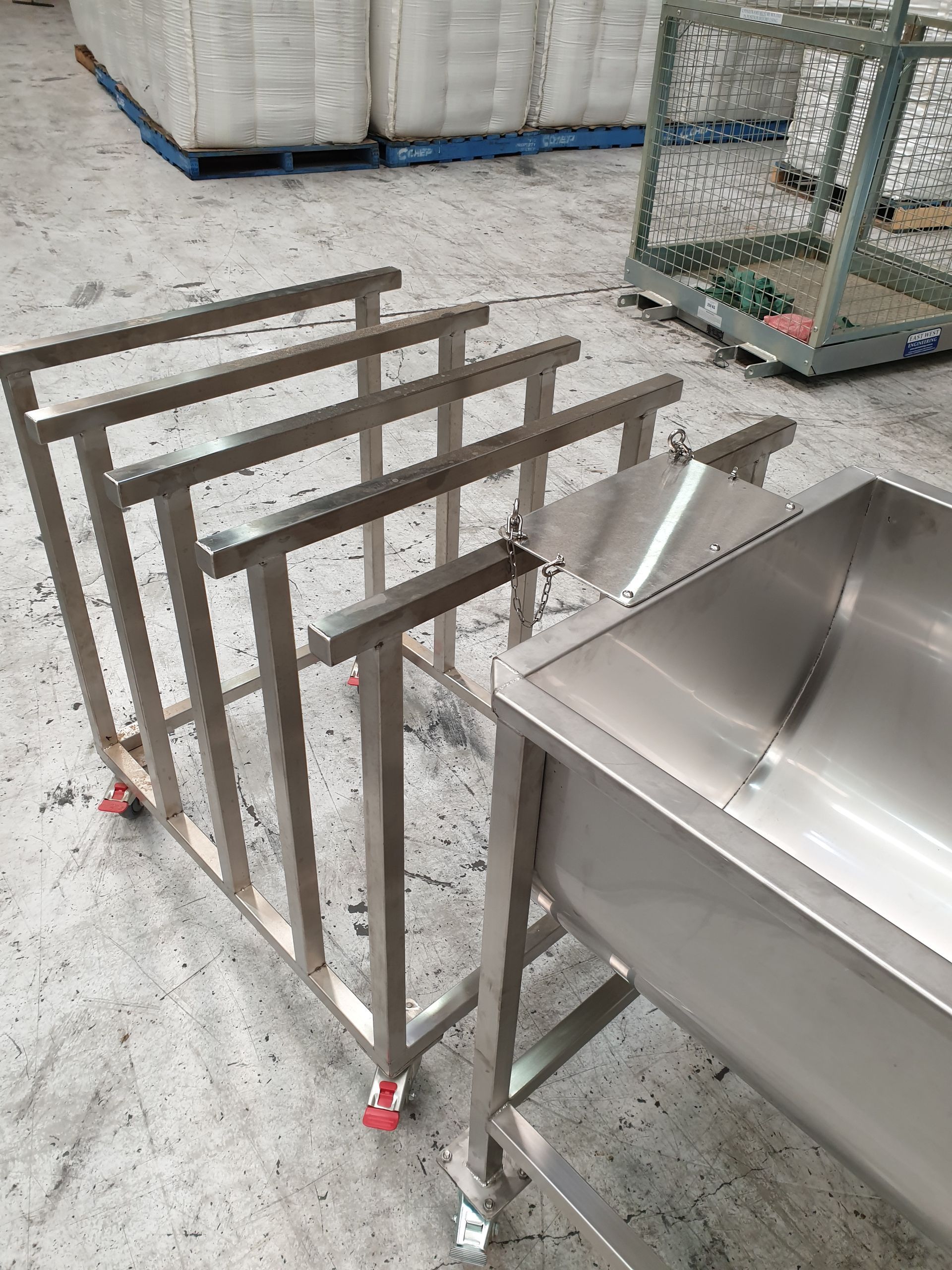 A stainless steel sink is sitting on top of a stainless steel cart.