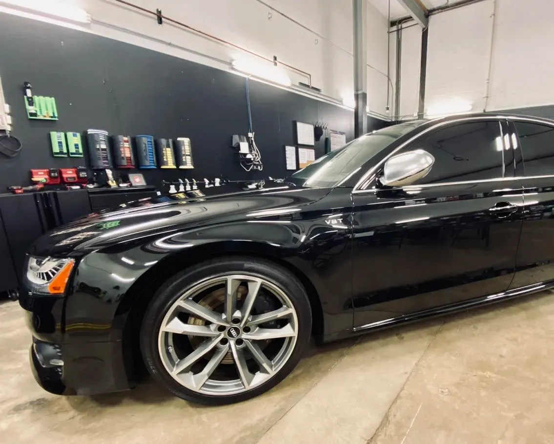 Audi S8 - side view
