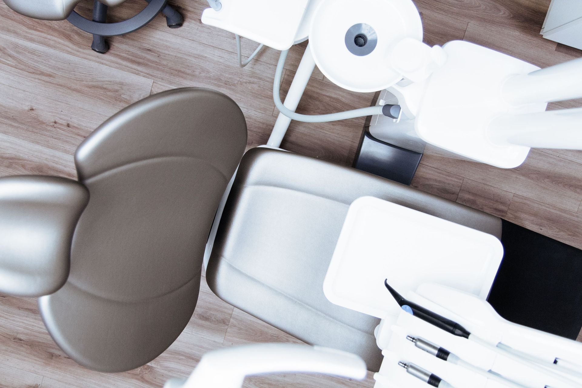 Dental clinic chair and equipment with overhead lamp, seen from above