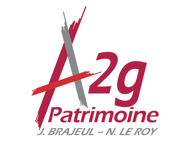 Logo A2g Patrimoine en rouge, gris et noir avec les noms J. Brajuel et N. Leroy