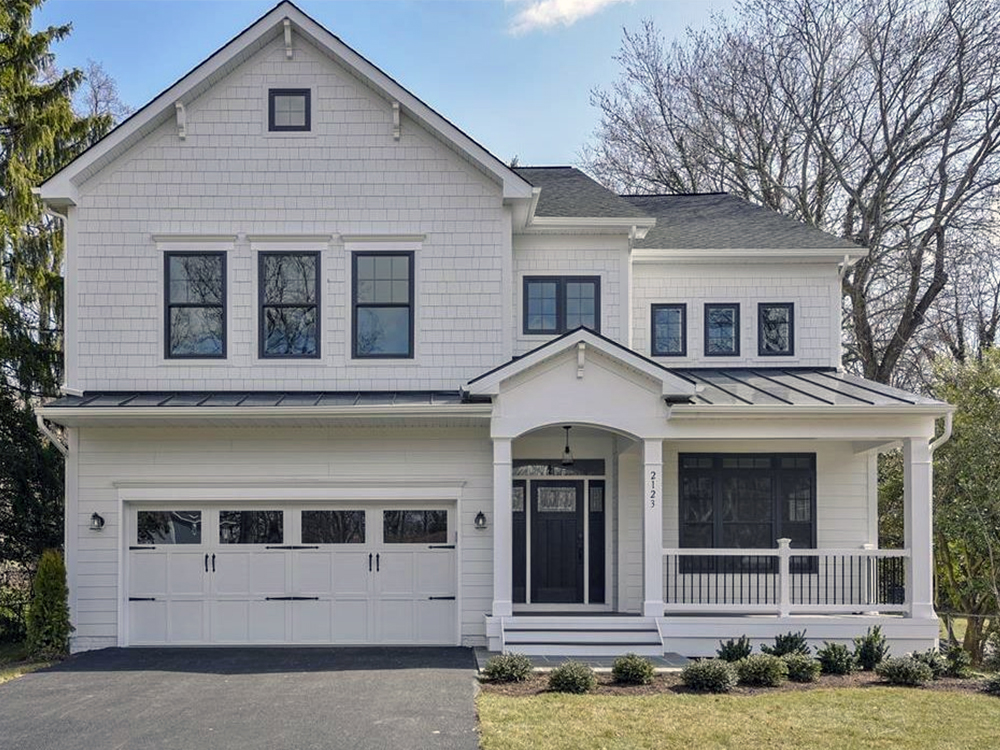 The Black Windows and White Siding trend in 2022