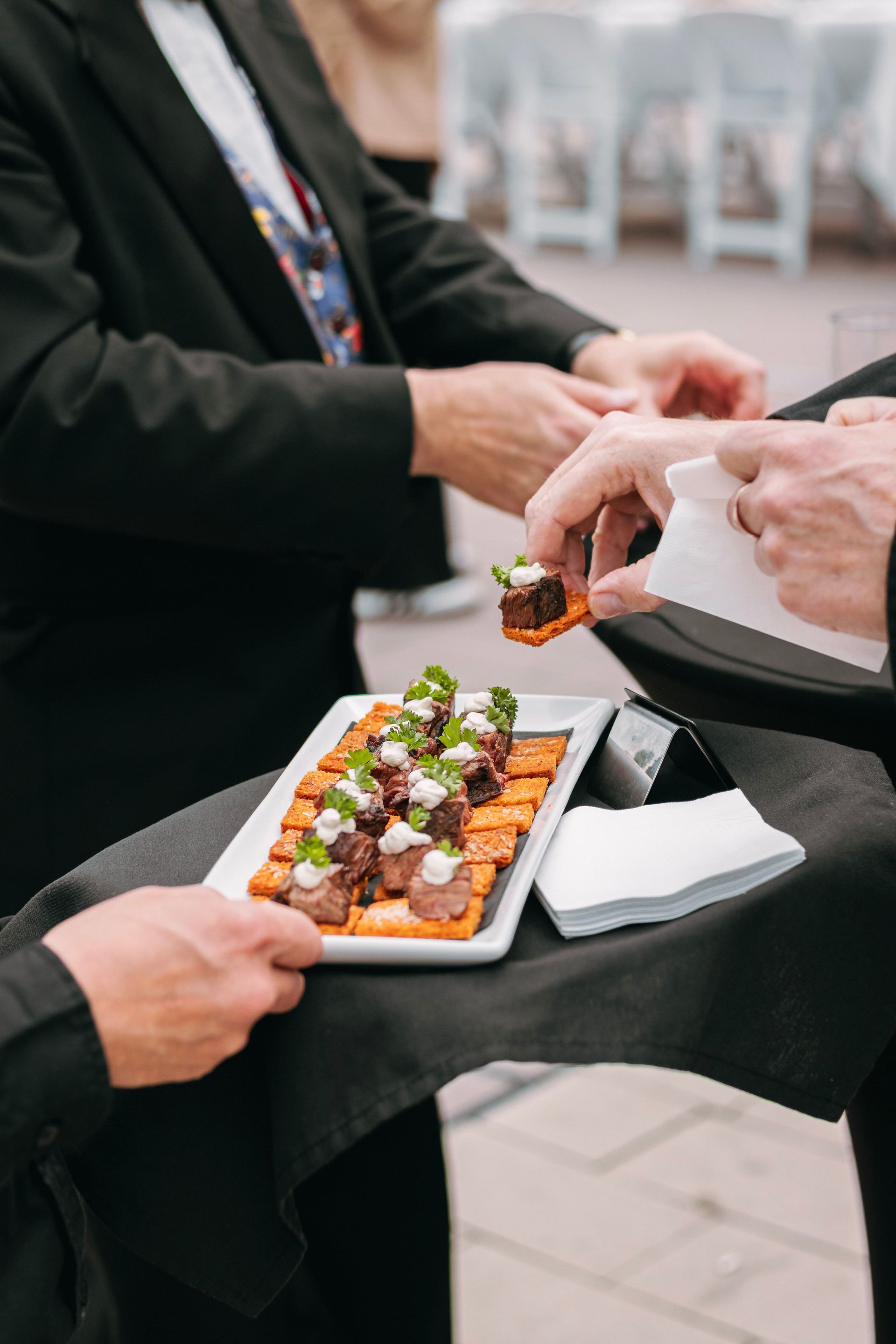 Plateau de bouchées apéritives servi lors d'un événement formel