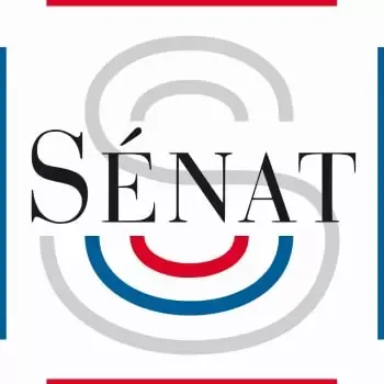 Logo du SENAT avec des arcs stylisés gris, rouges et bleus sur fond de texte noir