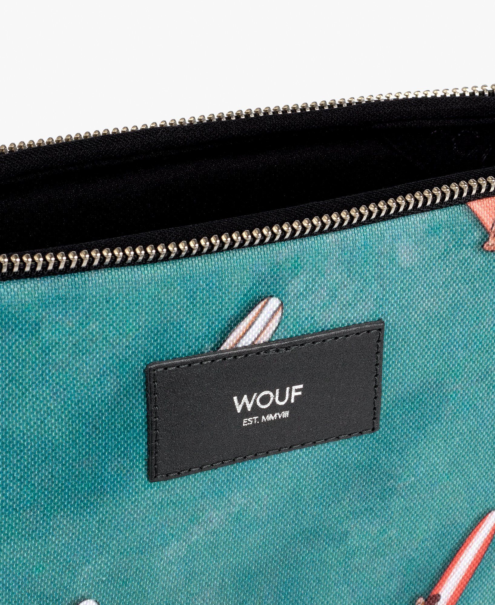 Eine Nahaufnahme eines Reißverschlusses an einer Tasche mit einem Etikett darauf.