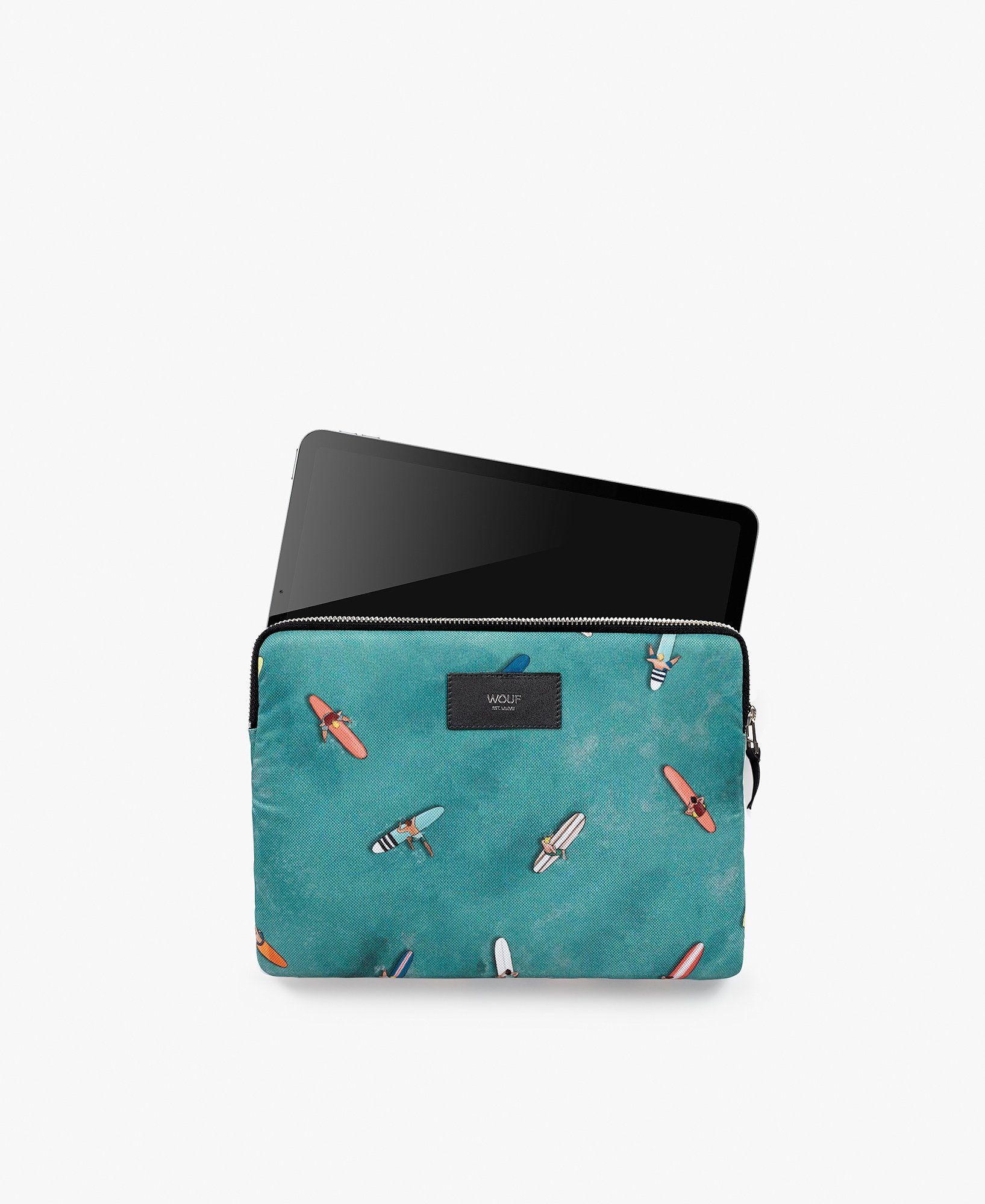 In einer blauen Hülle befindet sich ein Tablet.