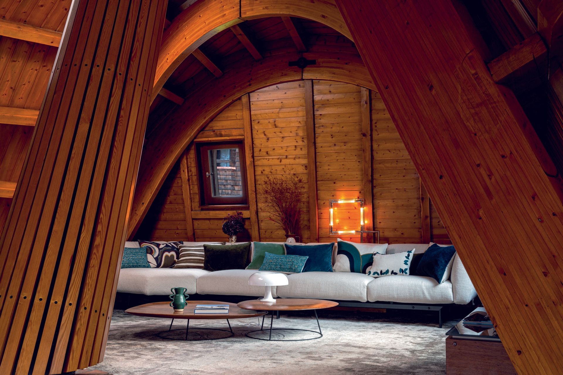 Ein Wohnzimmer mit einer Couch und einem Couchtisch
