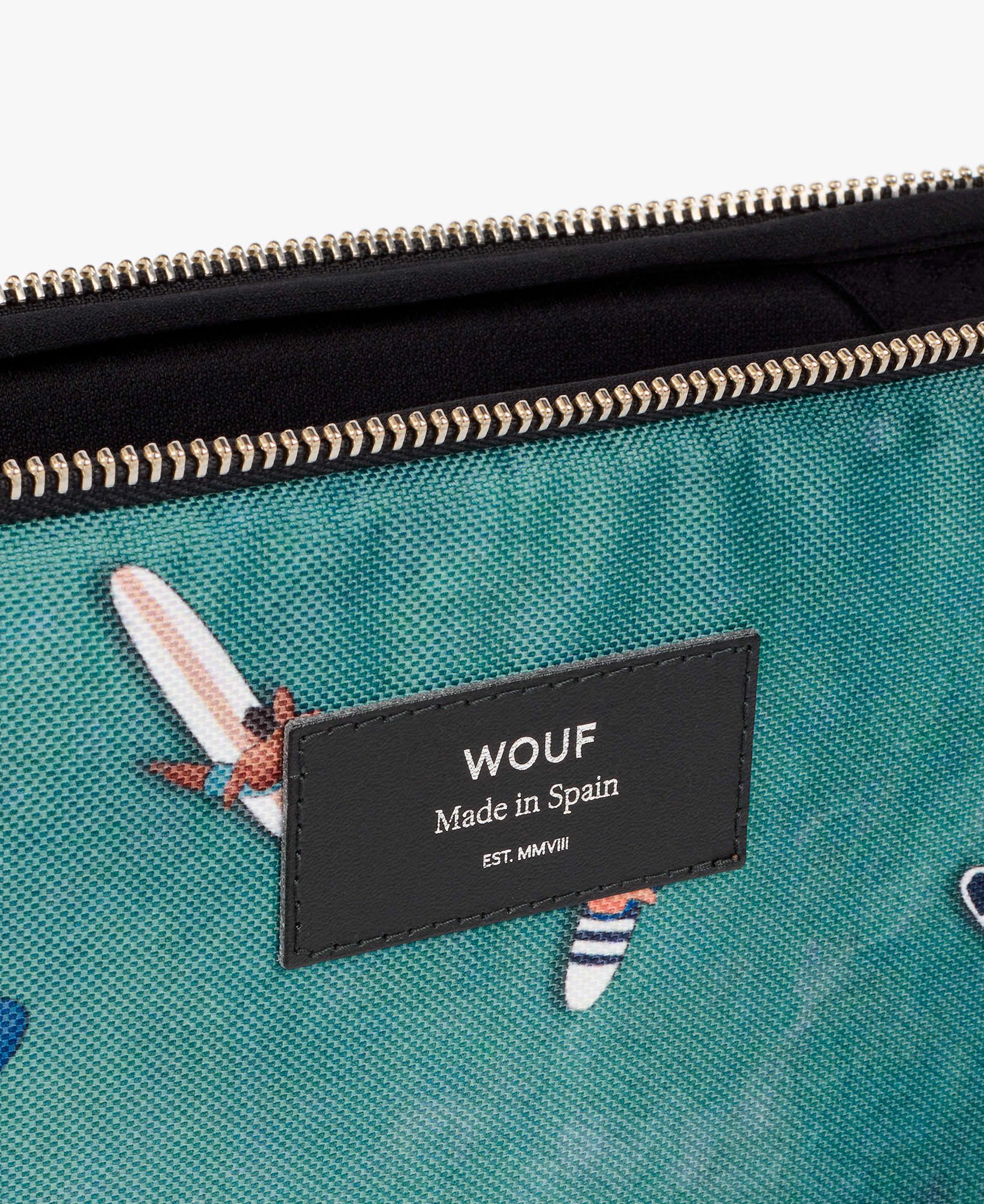 Eine Nahaufnahme eines Reißverschlusses an einer Tasche mit einem Etikett darauf.