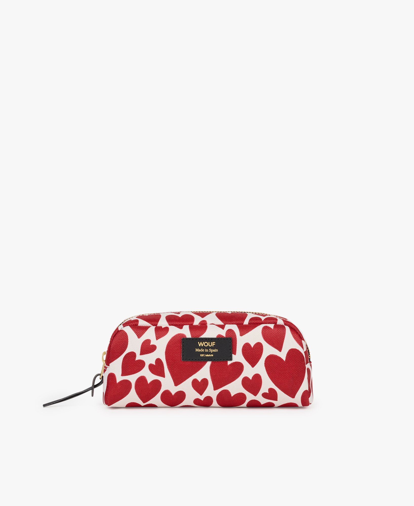 Eine Kosmetiktasche mit roten Herzen auf weißem Hintergrund.