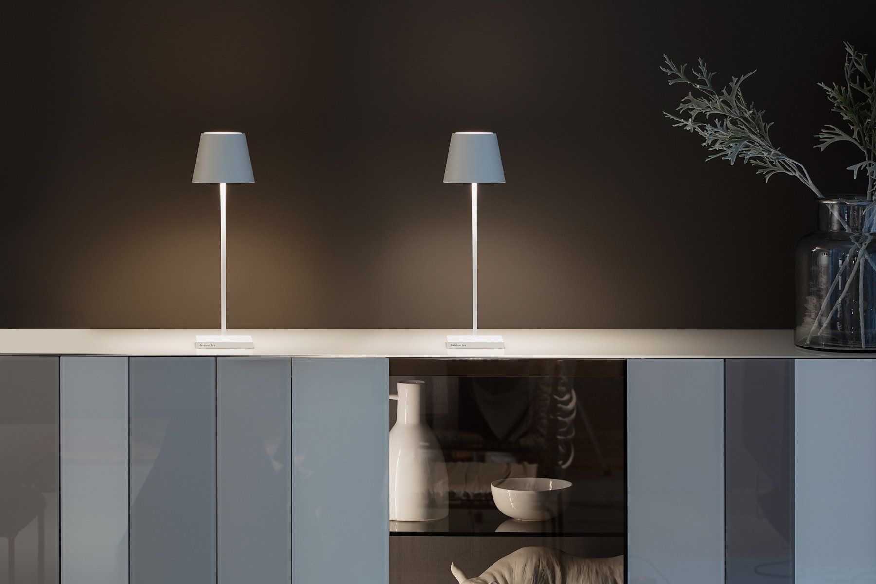 Zwei Lampen stehen auf einem Tisch in einem Wohnzimmer.