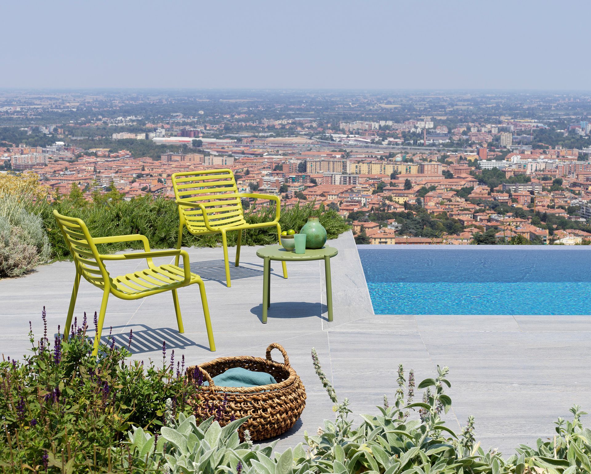 Ein Swimmingpool mit Stühlen und einem Tisch daneben