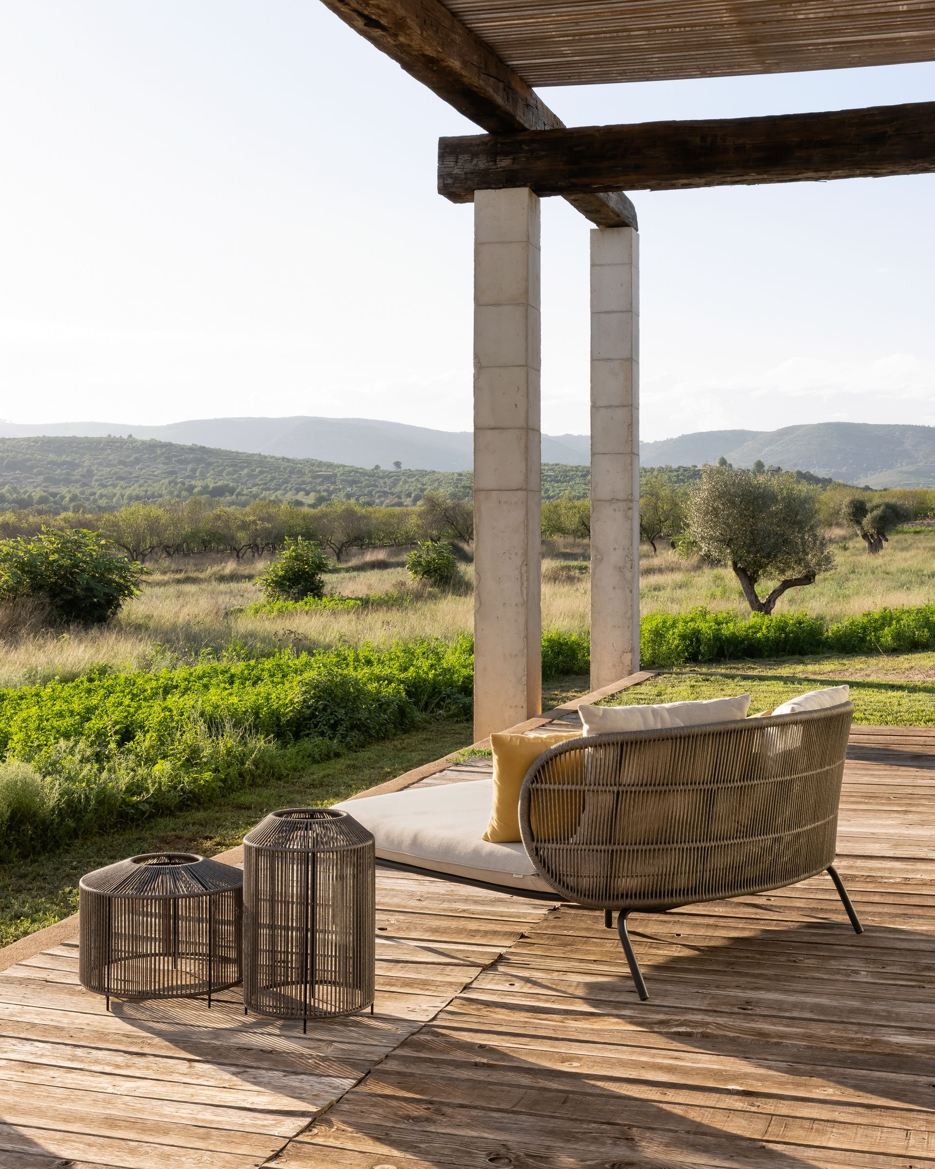 Eine Terrasse mit Blick auf ein Feld und die Berge.