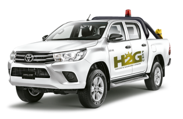 Camioneta Toyota blanca con logotipo H2G y luces en el techo sobre un fondo blanco.