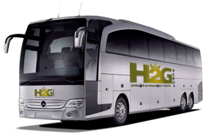 Autobús blanco de la compañía HÖG sobre fondo liso, vista frontal izquierda.