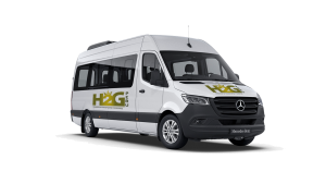 Furgoneta Mercedes blanca con el logotipo de H2G sobre un fondo liso.