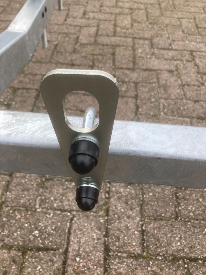 4 Vastzet ogen voor een goede bevestiging van uw boot op de trailer
