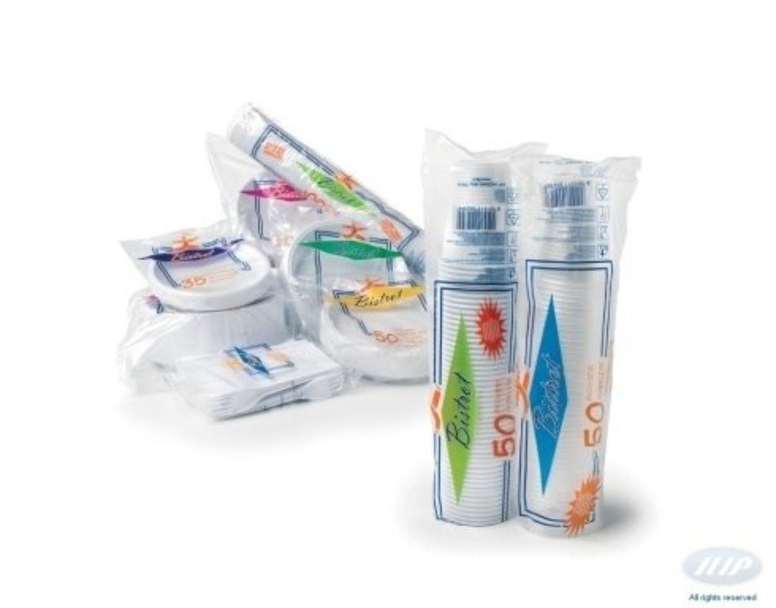 Bicchieri bianchi usa e getta avvolti in pellicola di plastica trasparente, insieme ad altri piatti e ciotole usa e getta.
