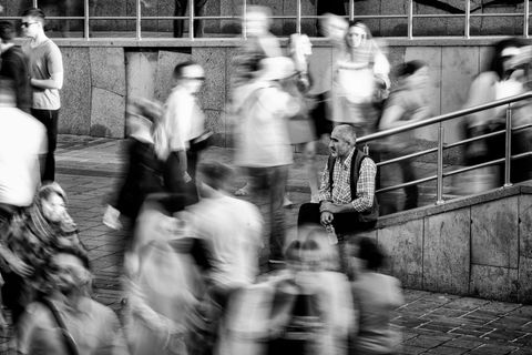 Una persona confusa davanti a un computer portatile si gratta la testa, con un punto interrogativo sopra la testa.