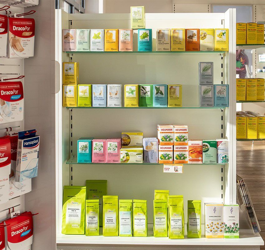 Ein Apothekenregal, gefüllt mit Reihen bunter, verpackter Gesundheits- und Wellnessprodukte in einem Einzelhandelsgeschäft.