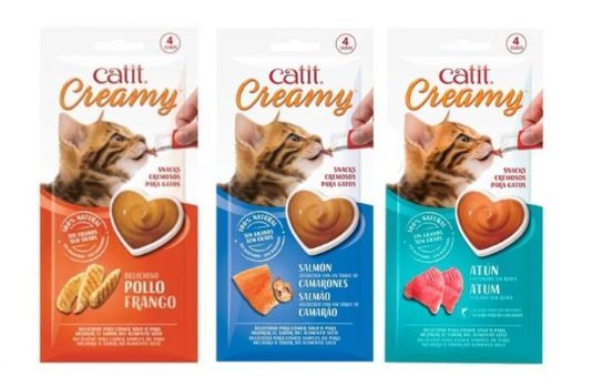Bolsitas de premios cremosos para gatos Catit, tres sabores: pollo, salmón y atún. Un gatito come de cada una.