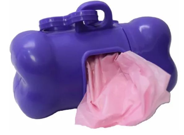 Dispensador de bolsas para desechos de perro con forma de hueso de color morado con bolsas rosas que emergen de la abertura.