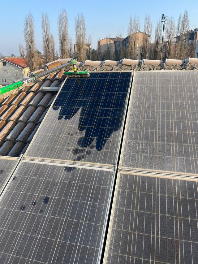 Lavaggio pannelli fotovoltaici in quota con piattaforma aerea