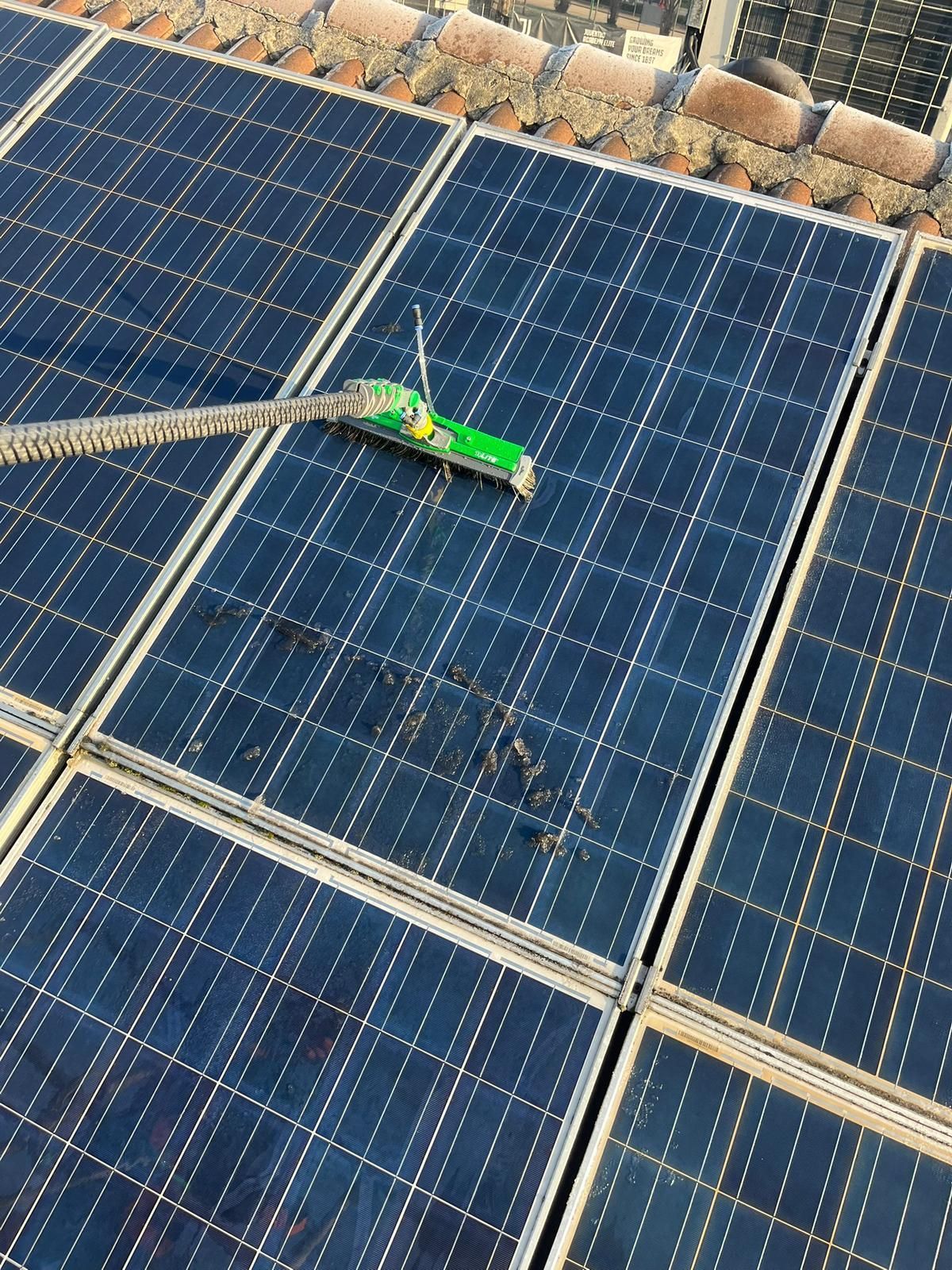 Lavaggio pannelli fotovoltaici con piattaforme aeree