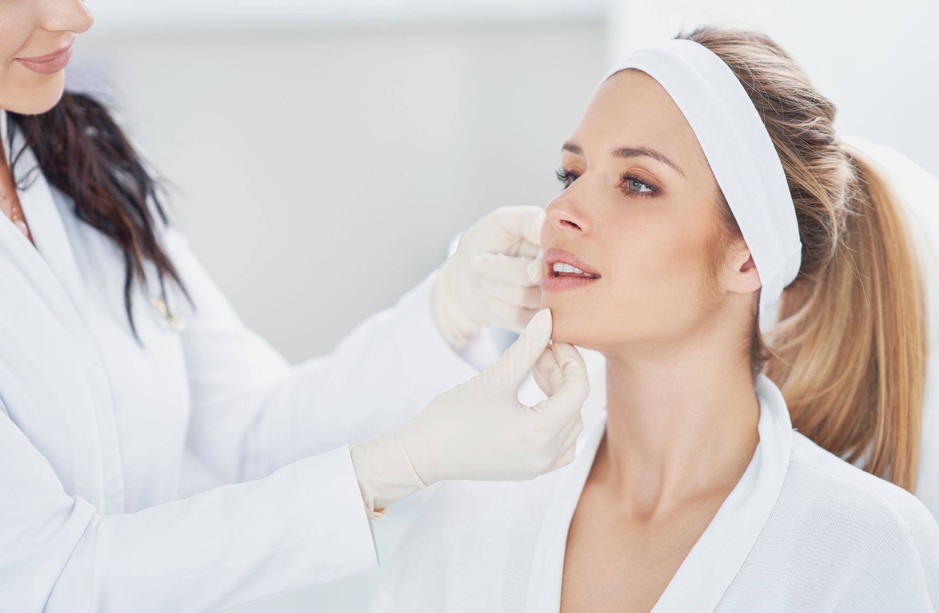 woman looking at patient's lips