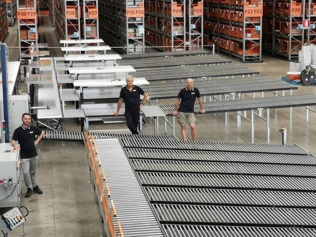 Magazzino logistico con personale qualificato