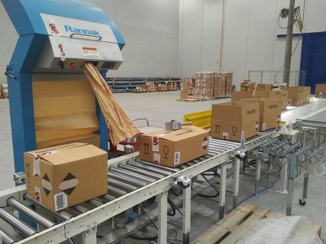 Preparazione pacchi per la spedizione