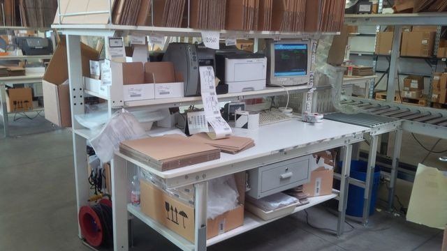 Tavoli con accessori per magazzini