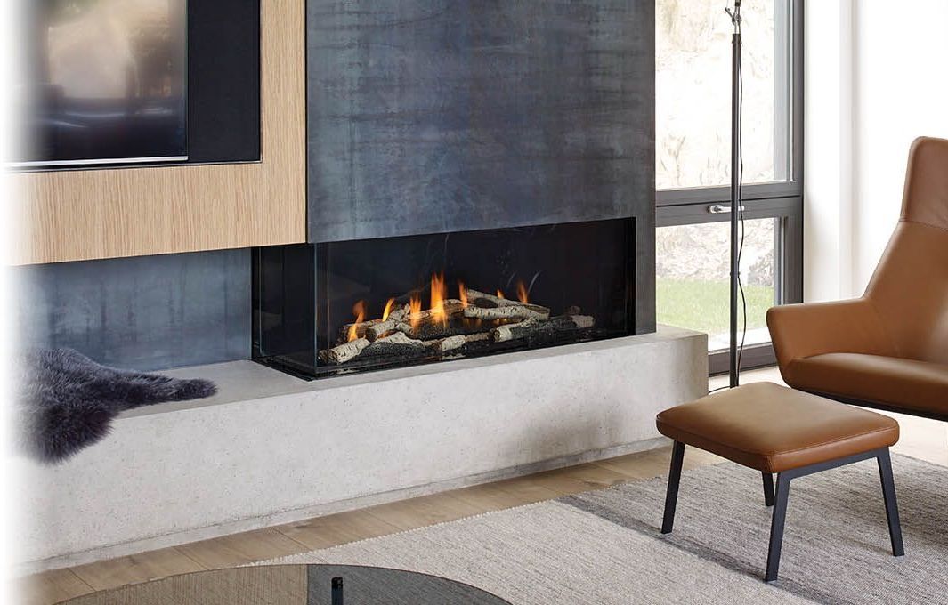 Modern fireplace with burning flames, flanked by a TV and a brown leather armchair in a contemporary living room.
