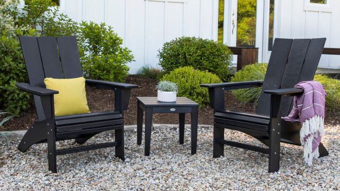 View of a modern and cozy patio with outdoor furniture.