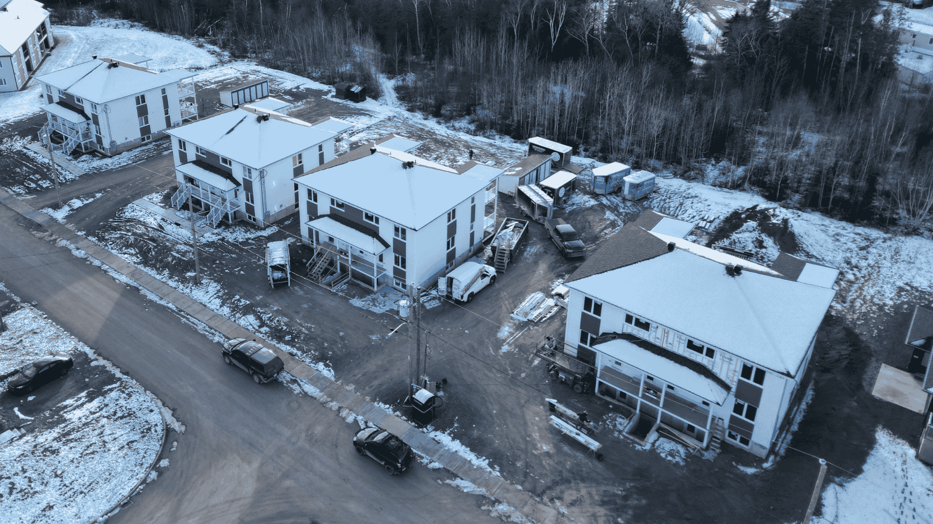 Une vue aérienne d'un quartier résidentiel recouvert de neige.