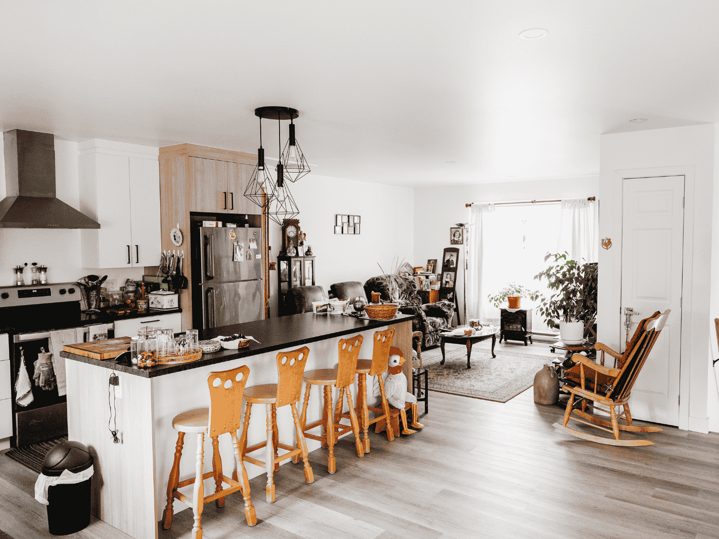 Un salon avec une cuisine, une salle à manger et des chaises à bascule.