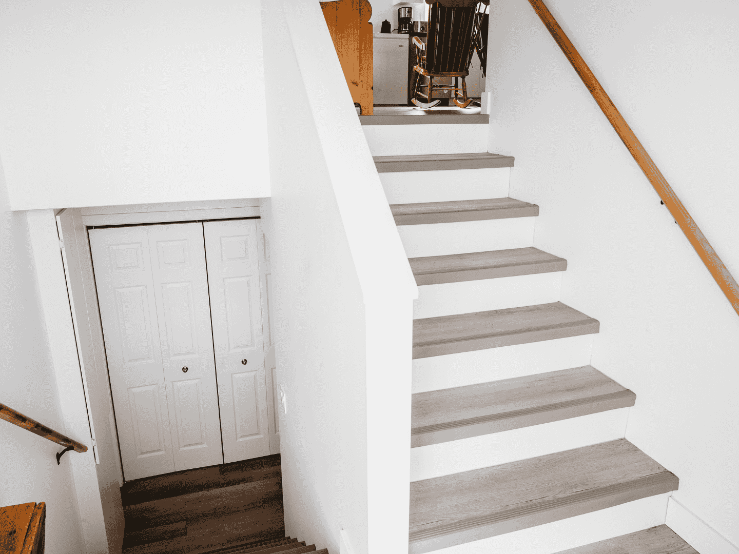 Un ensemble d'escaliers menant au deuxième étage d'une maison.
