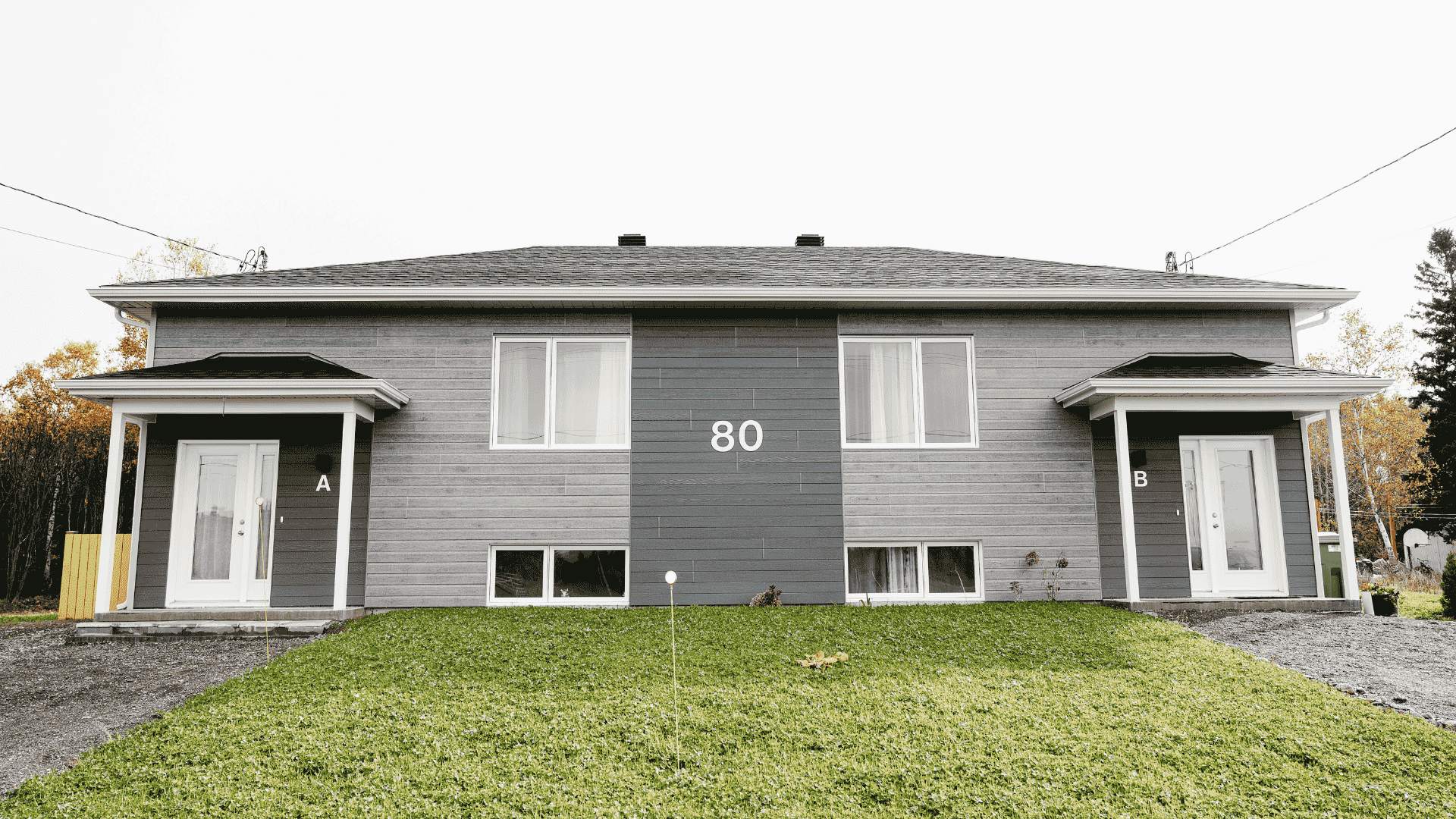 Une maison avec le numéro 80 sur le côté.