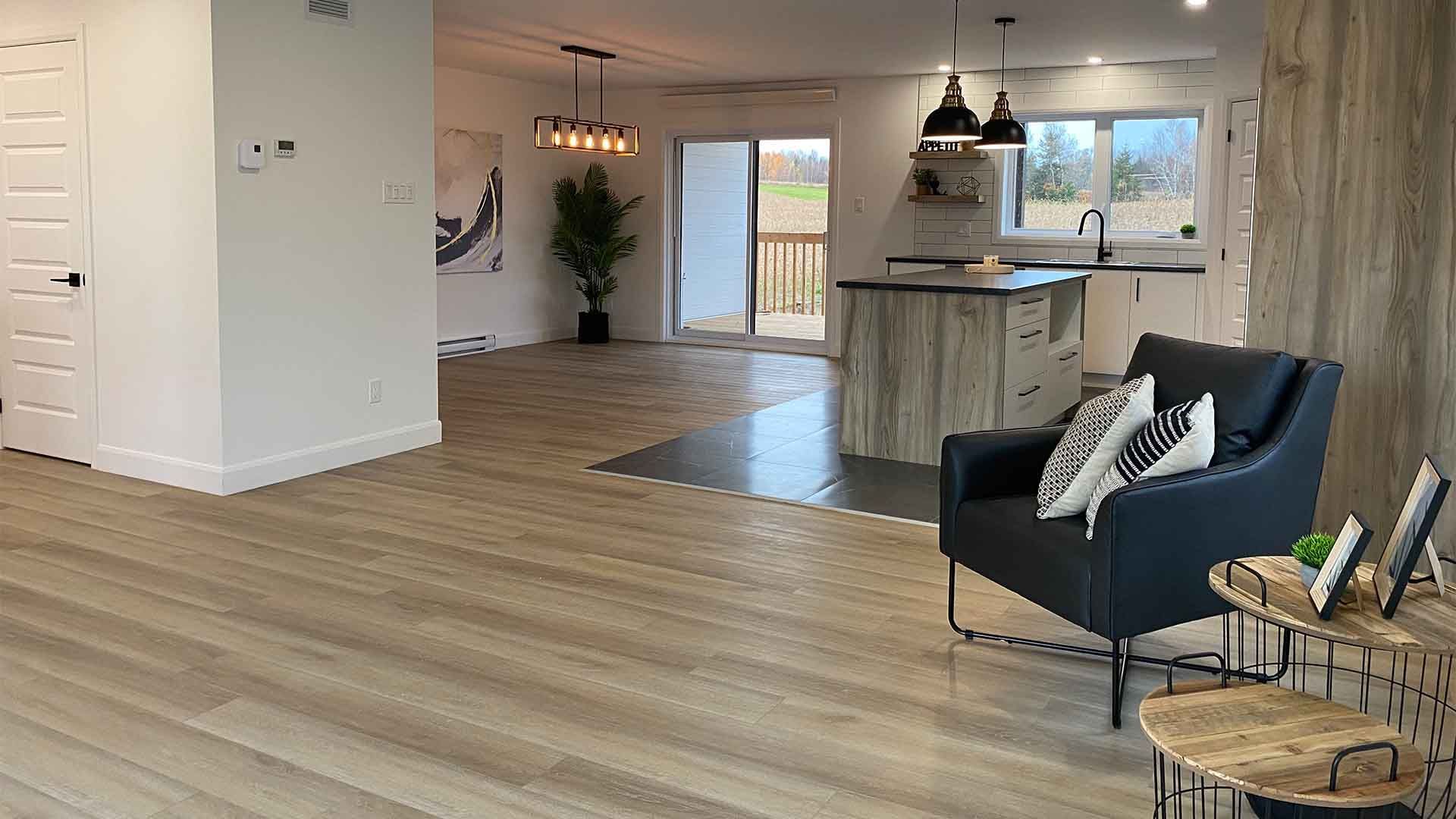 Un salon avec une chaise et une table dedans.