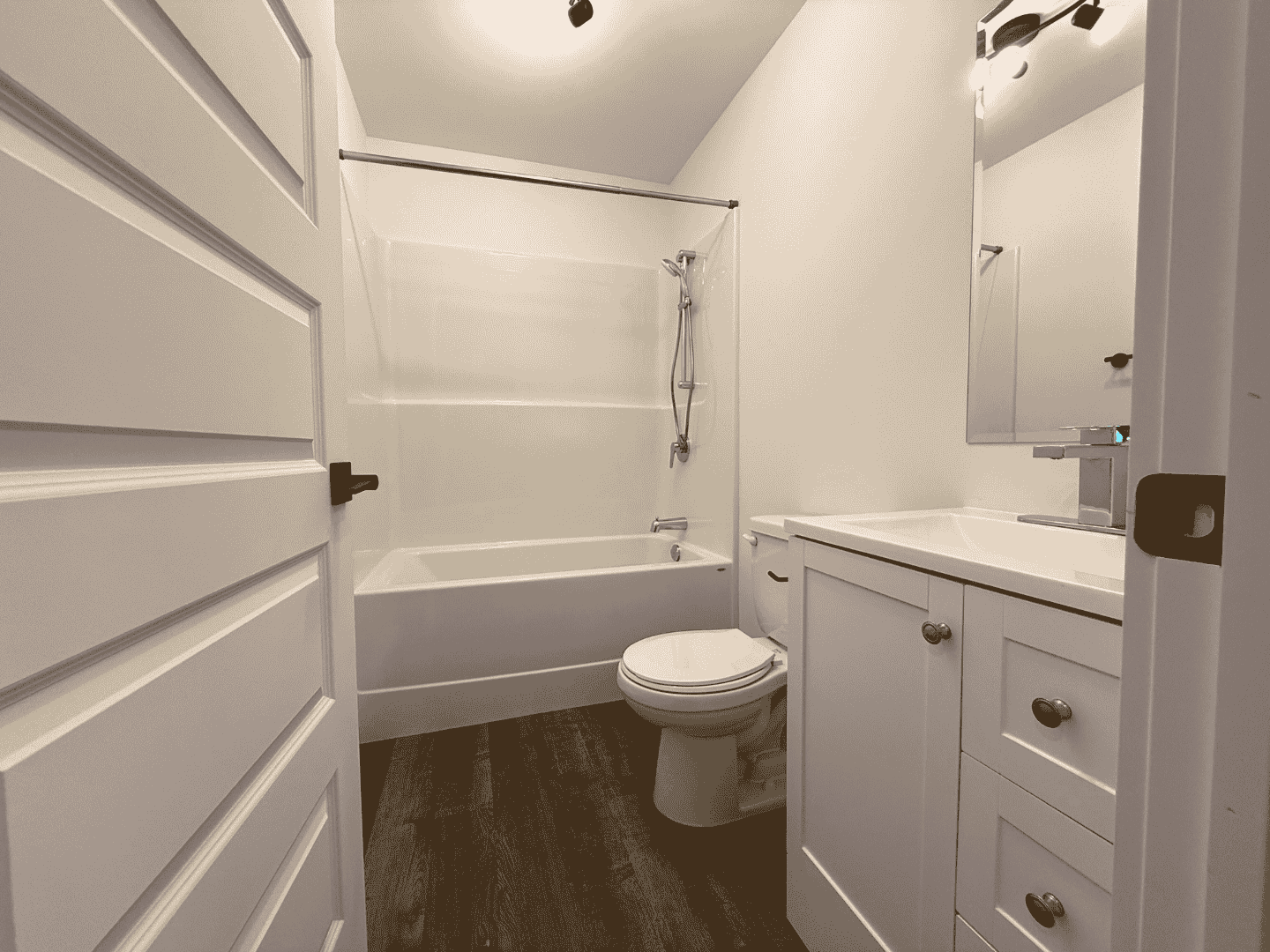 Une salle de bain avec toilettes, lavabo et baignoire