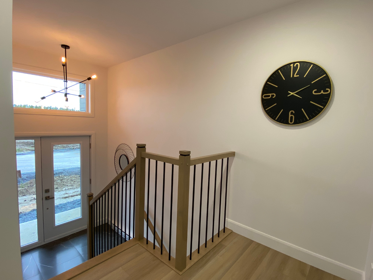 Il y a une horloge sur le mur au dessus des escaliers.