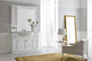 Un bagno con lavandino, sedia, specchio e tappeto.