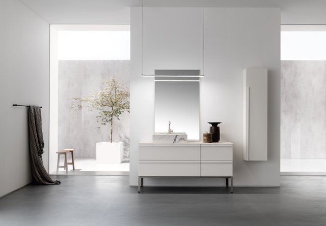 Un bagno con un lavandino e uno specchio