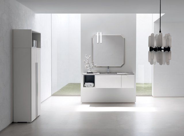 Un bagno con un lavandino e uno specchio