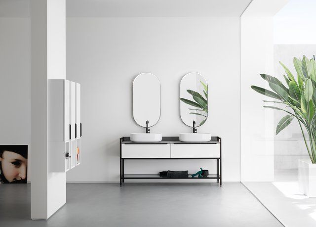 Un bagno con due lavandini e due specchi