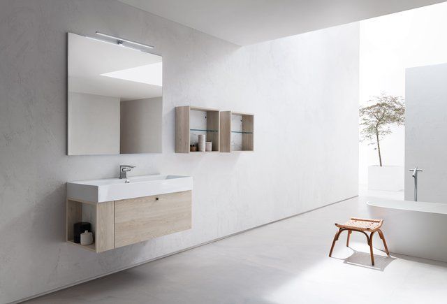 Un bagno con lavandino, specchio e vasca.