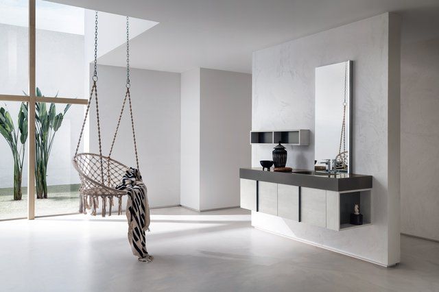 Un bagno con una sedia di vimini appesa al soffitto