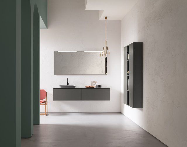 Un bagno con un lavandino e uno specchio sul muro